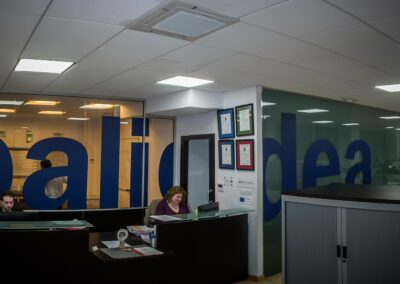 Mostrador de recepeción de la oficina de Balidea en Santiago de Compostela